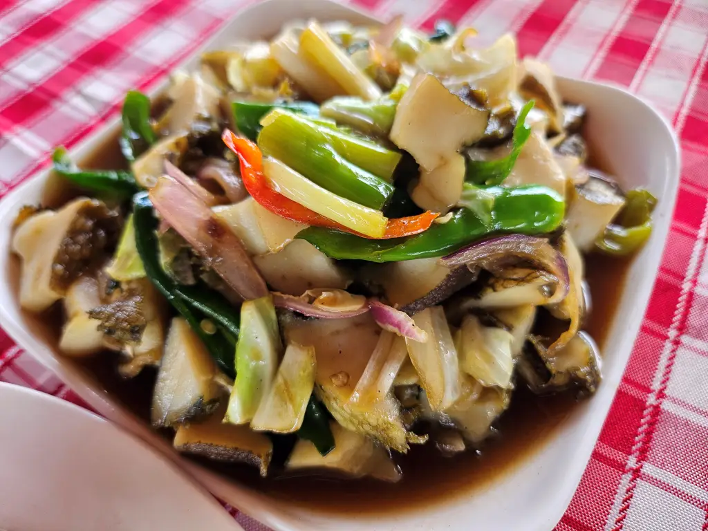 Stir-fried fresh conch meat with vegetables