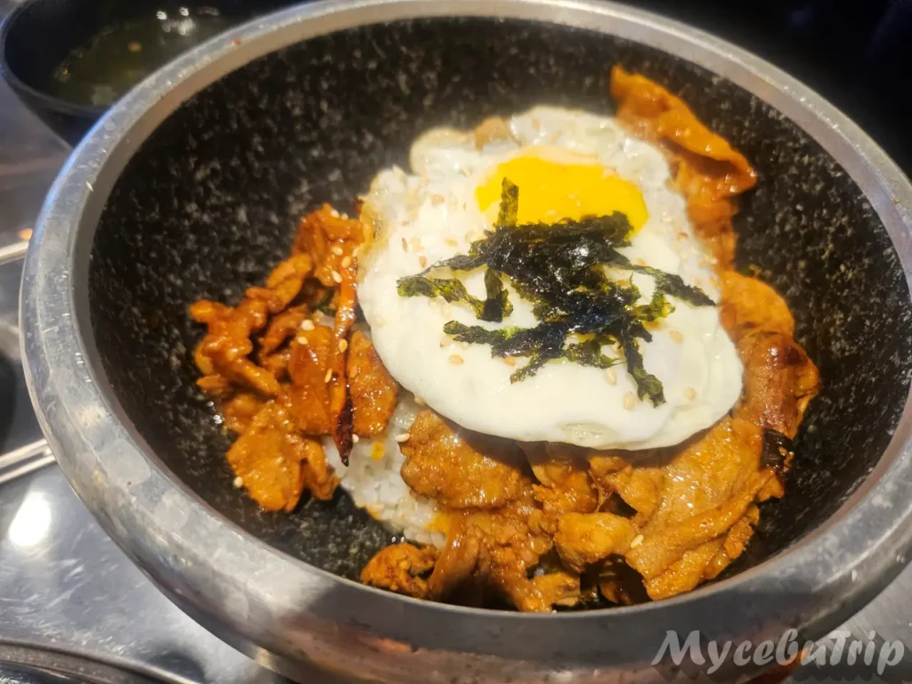 鋪上荷包蛋和海苔絲的辣炒豬肉蓋飯