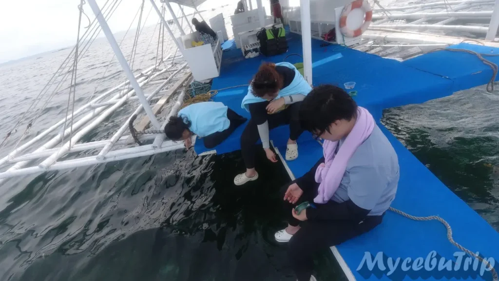 セブのボートの上で手釣りを楽しむ