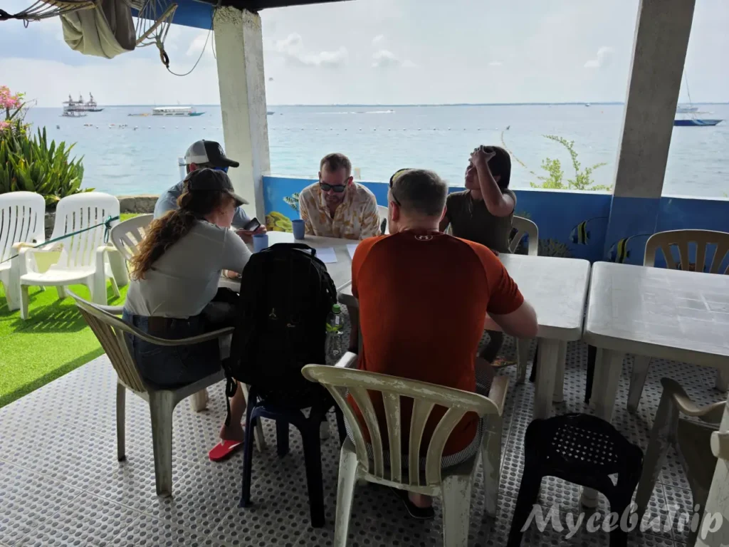 在 MyCebuTrip 店内听取安全说明的匈牙利游客