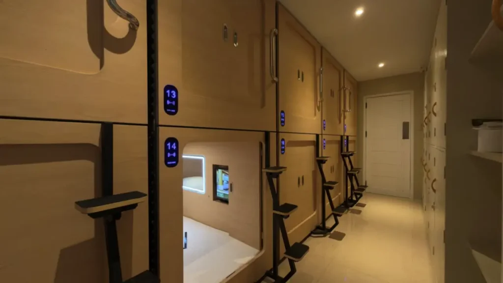 セブのプランテーションベイ・リゾートにあるYouth Podsのカプセル型客室
